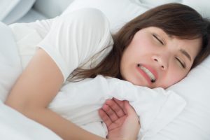 歯ぎしりで悩む女性