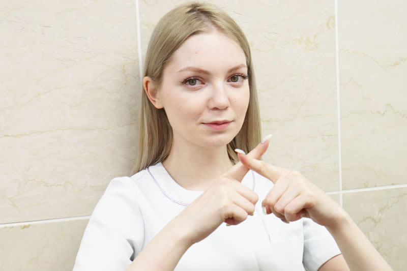 インプラントが向かない人を案内する看護師