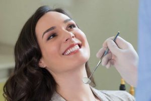 インプラント治療を受けている女性