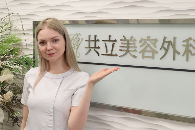 ほくろの原因の理解と正しい除去を案内している看護師