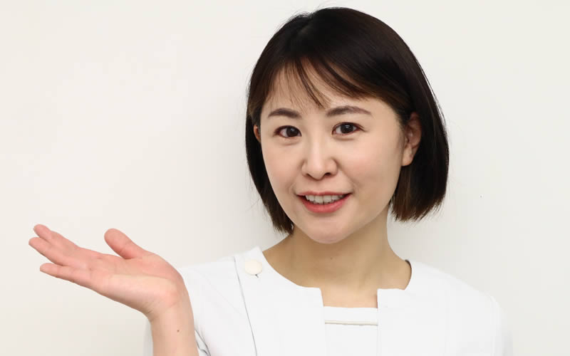 アイソライナーを説明する歯科衛生士