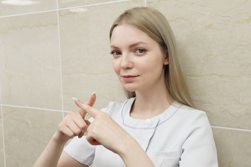 スケーリングを行う際の注意点を解説している看護師