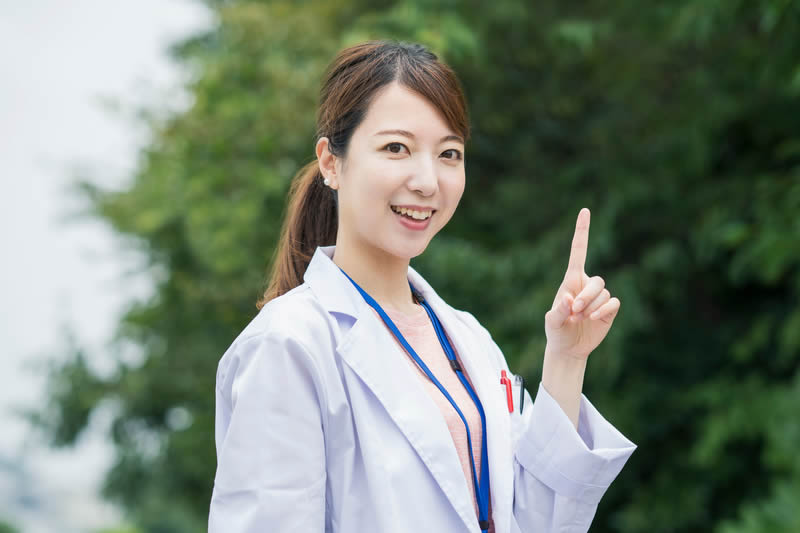 ニキビのスキンケアで気を付けたいことを案内する女医
