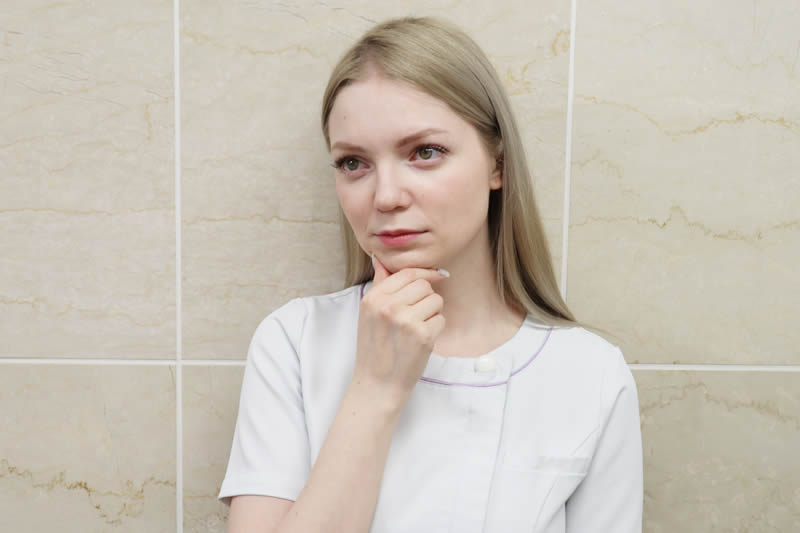 ハイフの施術が向いている人を説明する看護師