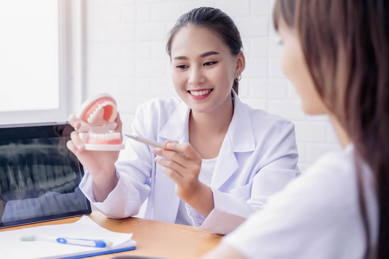 マウスピース矯正について解説する歯科医師