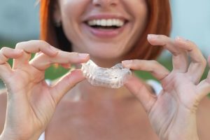 マウスピース矯正を愛用している女性
