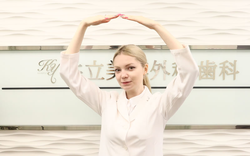 二の腕を細くするびよう整形を案内している女性
