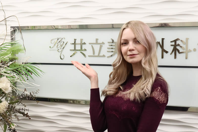 共立美容外科で行える胸を小さくする施術を案内する女性