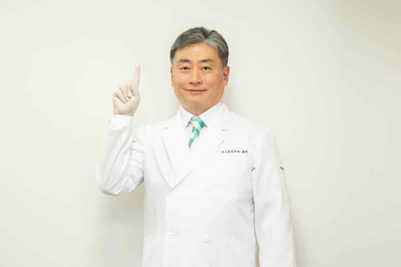 多汗症に多汗症によって発汗する部位を説明する医師ついて解説する医師