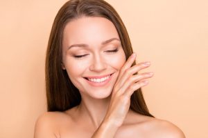 素肌が綺麗な女性