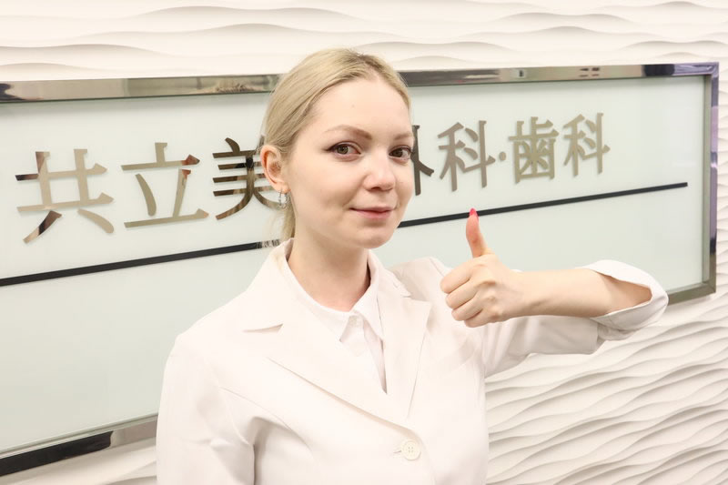 美しい鼻の条件を説明する看護師