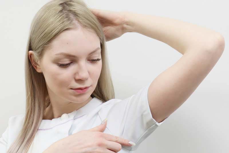 腋窩多汗症について説明する看護師