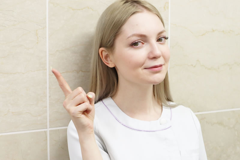 親知らずを抜歯を行う際の注意点を解説している看護師