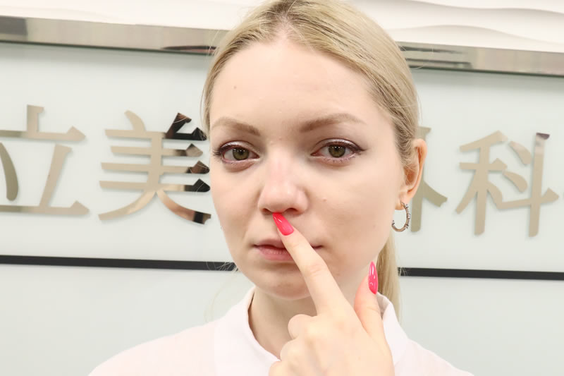 鼻に関するお悩みを説明する看護師