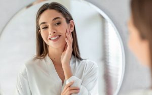 ほうれい線を気にする女性