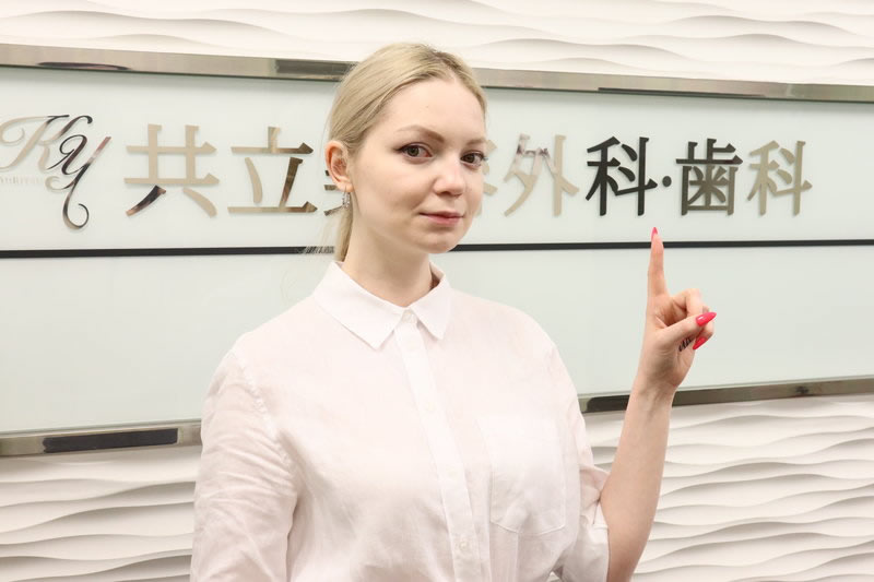 まぶたの腫れには思わぬ病気が潜んでいるかどうかを説明している看護師