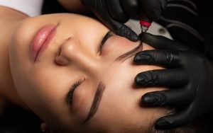 アートメイクをしているところ