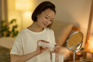 コットンに化粧水を出している女性