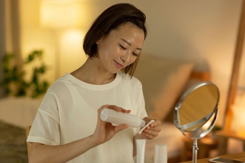 スキンケアしている女性