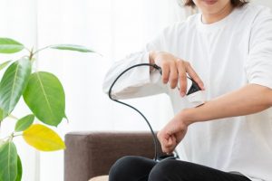 セルフで脱毛している女性
