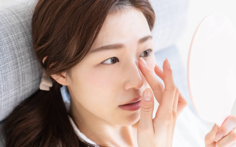 ニキビを気にする女性