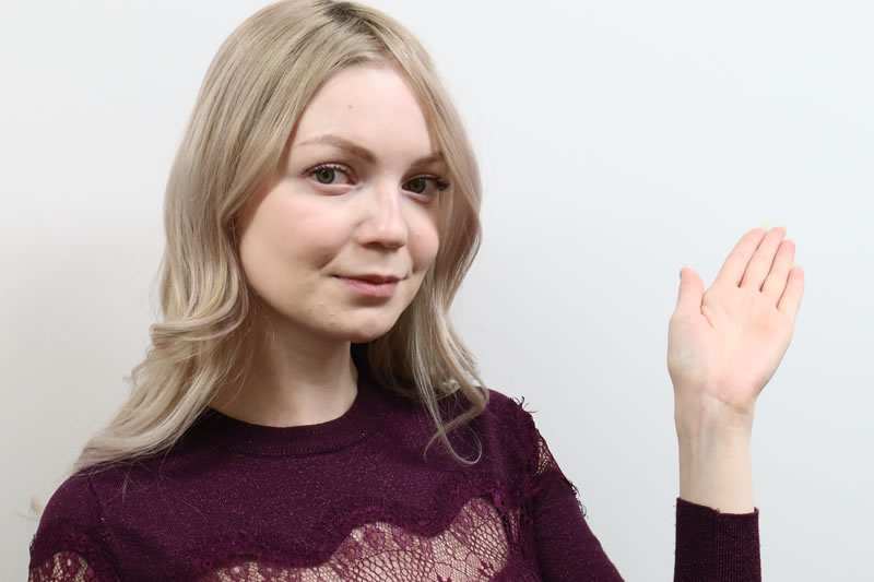 共立美容外科で行っている肌のくすみを改善する施術を案内している女性