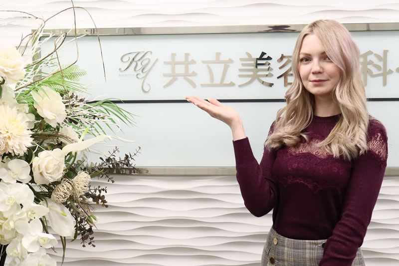共立美容外科のニキビ治療について解説している看護師