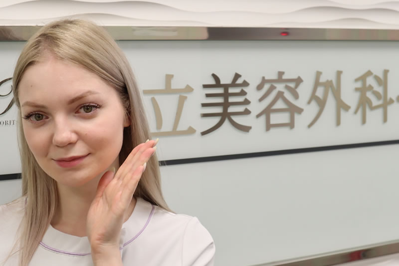 共立美容外科の脱毛を案内している看護師