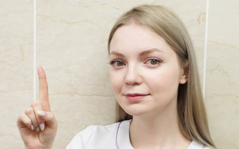 PRP皮膚再生療法が向いている人を説明する看護師