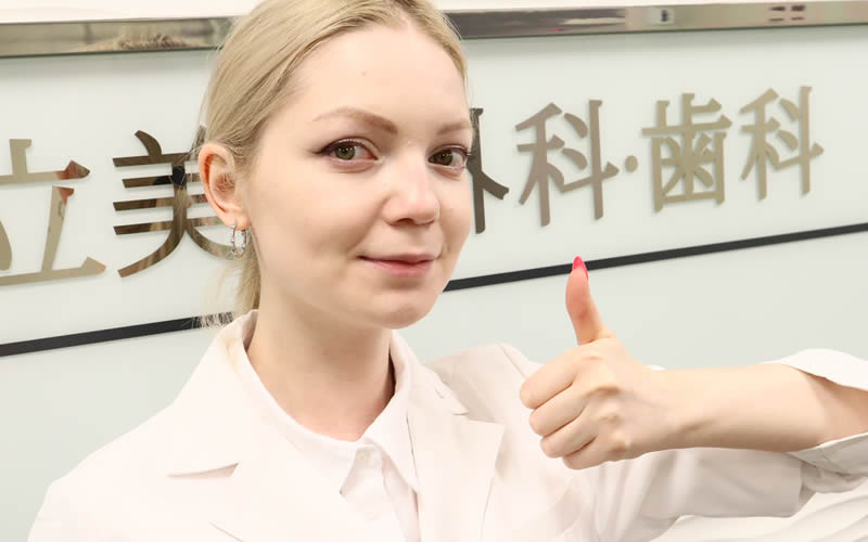 共立美容歯科を説明する女性