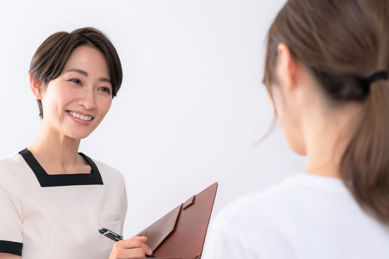 医療脱毛を案内している医療カウンセラー