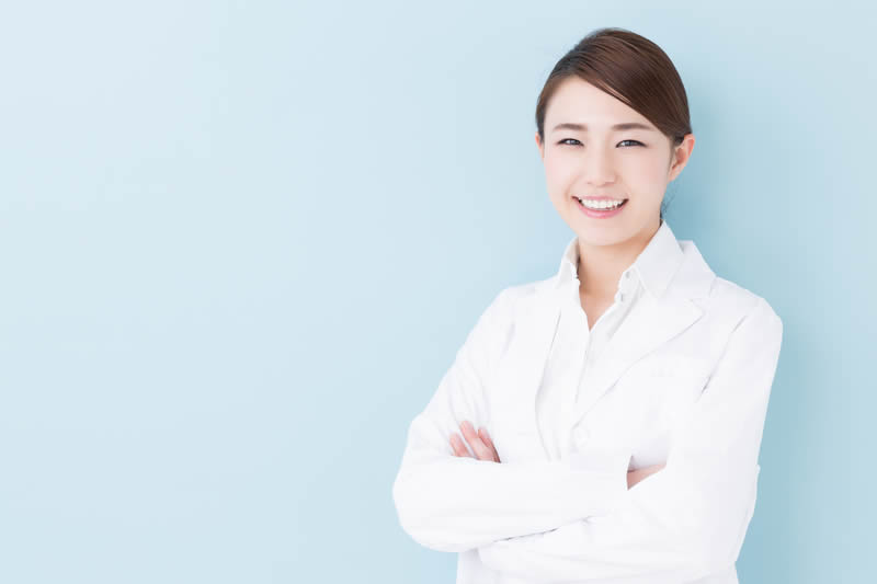 生活習慣のポイントを案内している医師