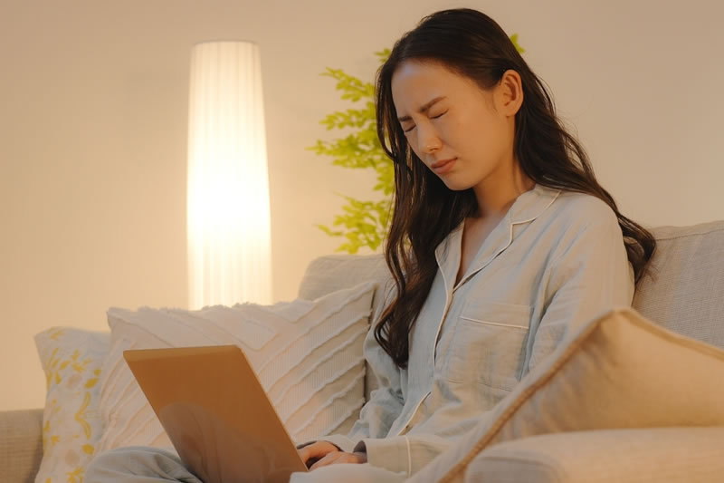 目に疲労がたまっている女性