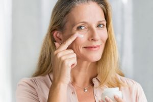 目の下のたるみケアをしている女性