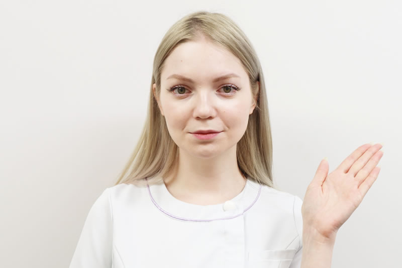 垂れ乳になる3つのステップについて説明する看護師