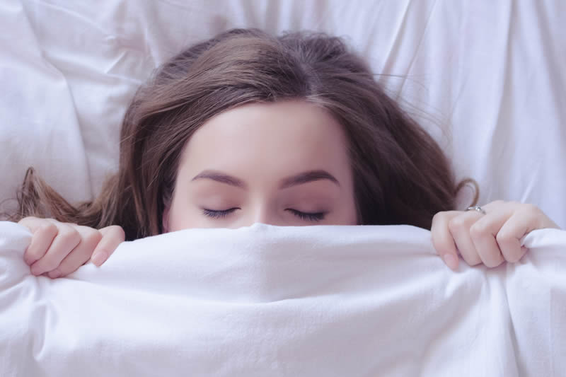 睡眠をとっている女性
