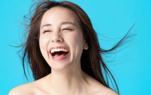 笑うとほうれい線が目立つ女性