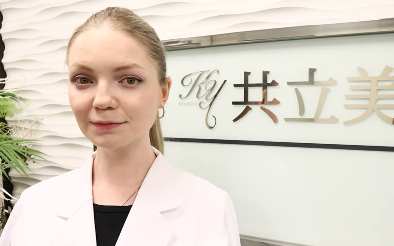 背中の肉の取り方を説明している女医