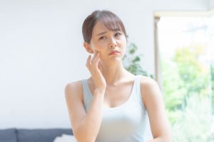 顔のくすみが気になる女性