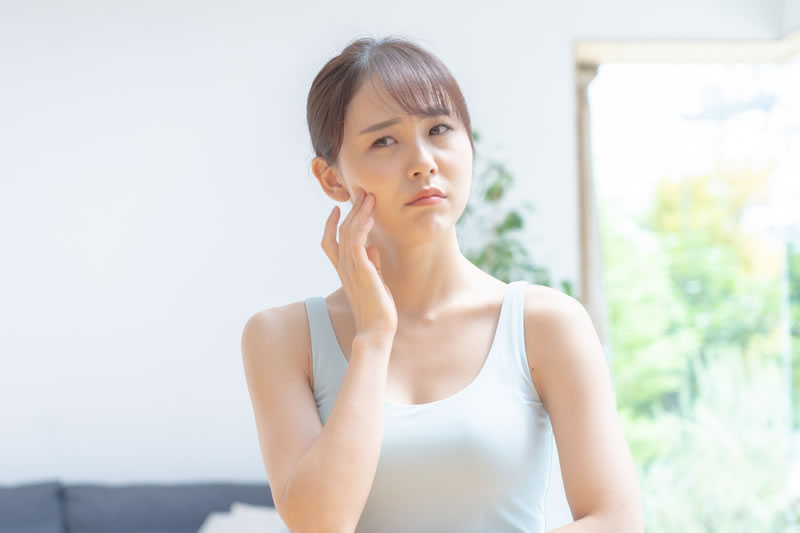 乾燥で肌がくすむのはどうして?効果的な対策方法や美容施術をご紹介
