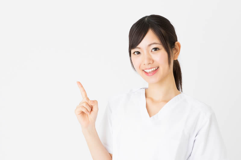 クワドラカット法の施術の流れを案内する看護師