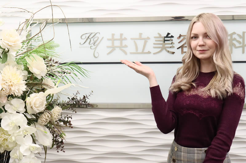 共立美容外科で行っている皮下脂肪を減らす施術を案内する看護師