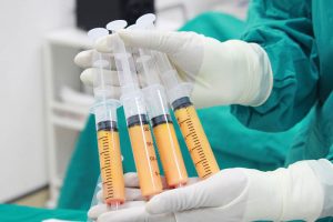 胸にいれる脂肪を準備している医師