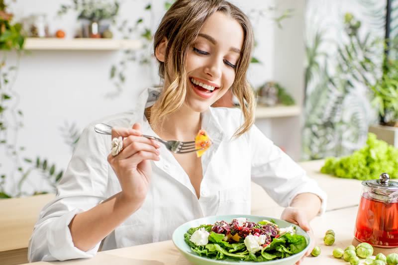 食事を気にする女性