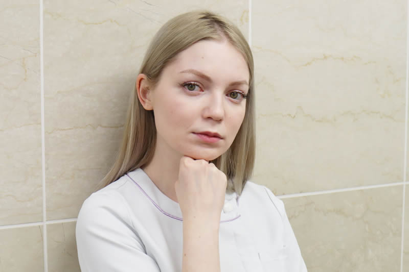 脂肪吸引とエラボトックスどちらが小顔になれるか説明している看護師
