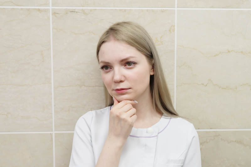 顔の脂肪吸引のダウンタイムについて解説する女性