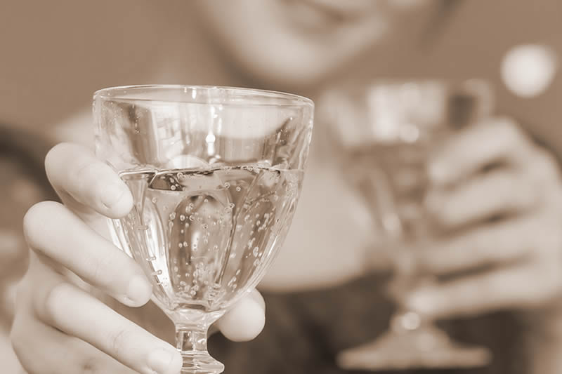 お酒を渡す女性