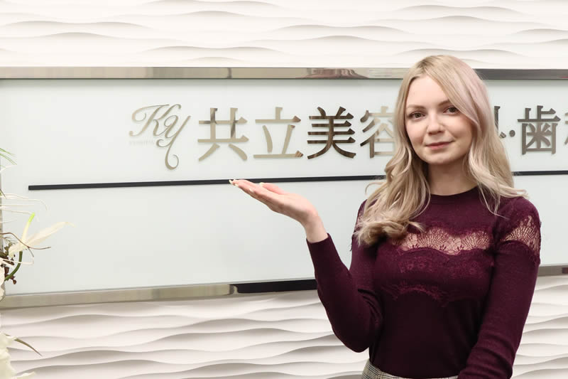 共立美容外科の豊胸術を案内する看護師