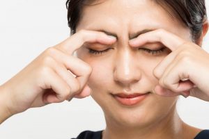 目元に悩みのある女性