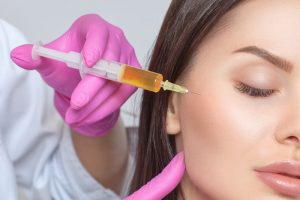 PRP注射を受けている女性